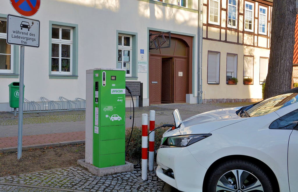 In der Stadt Klötze gibt es eine offizielle Ladesäule vor der Kreis- und Stadtbibliothek. Eine weitere Box steht auf dem Gelände vom Autohaus Neuling an der Poppauer Straße. Um eine weitere Lademöglichkeit zu schaffen, fehlen aktuelle Förderprogramme.