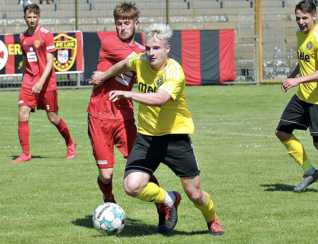 In einer für ihn emotionalen Partie schoss Benjamin Bubke (links am Ball) am Sonntag das Ehrentor für den 1. FC Lok Stendal. Am Ende verloren die Altmärker gegen Torgelow 1:4.