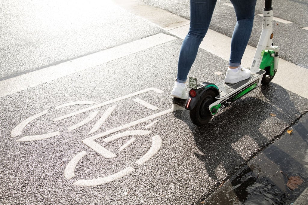 Wer auf einen E-Scooter steigt, sollte die Verkehrsregeln kennen.