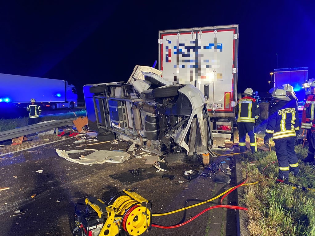 Auf der Autobahn 2 bei Marienborn ist ein Wohnmobil von der Fahrbahn abgekommen und gegen einen an der Raststätte Marienborn stehenden Lkw geprallt. Ein Mann wurde schwer verletzt.