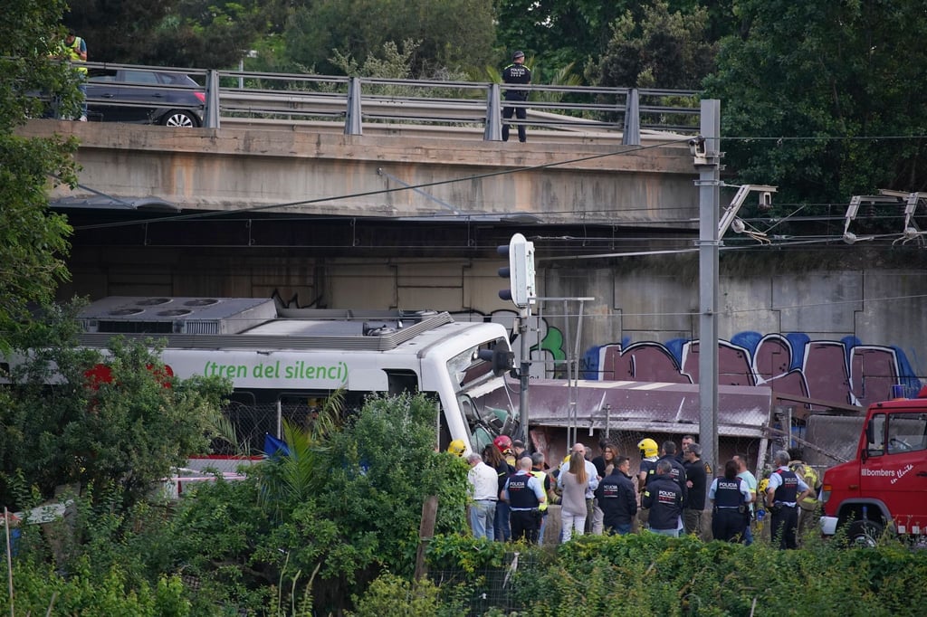 Bei dem Zusammenstoß eines Vorortzuges mit einem Güterzug bei Barcelona ist einer der beiden Lokomotivführer ums Leben gekommen.