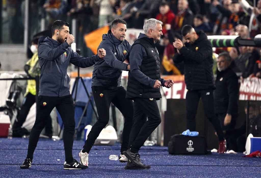 Nach dem Einzug mit AS Rom ins Finale der Conference League zu Tränen gerührt: Trainer José Mourinho (r).