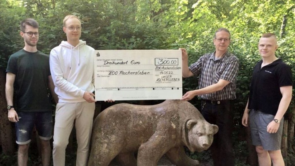 Jeremy Lorenz (l.), Niklas Haase und Nino Heinrich (r.) haben das Geld ihrer Kalenderaktion an Alexander Beck (2.v.r.) übergeben.