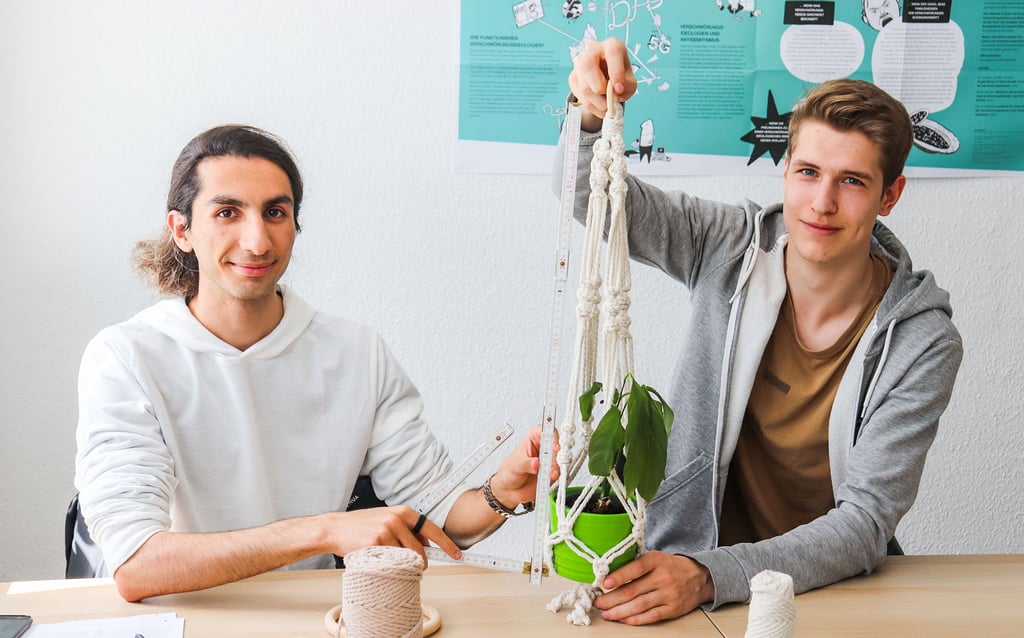 Pouria (l.) und Nick bereiten sich auf eine Ausbildung vor, lernen sich selbst besser kennen und stärken ihren Selbstwert. Hier beim Makramee basteln.