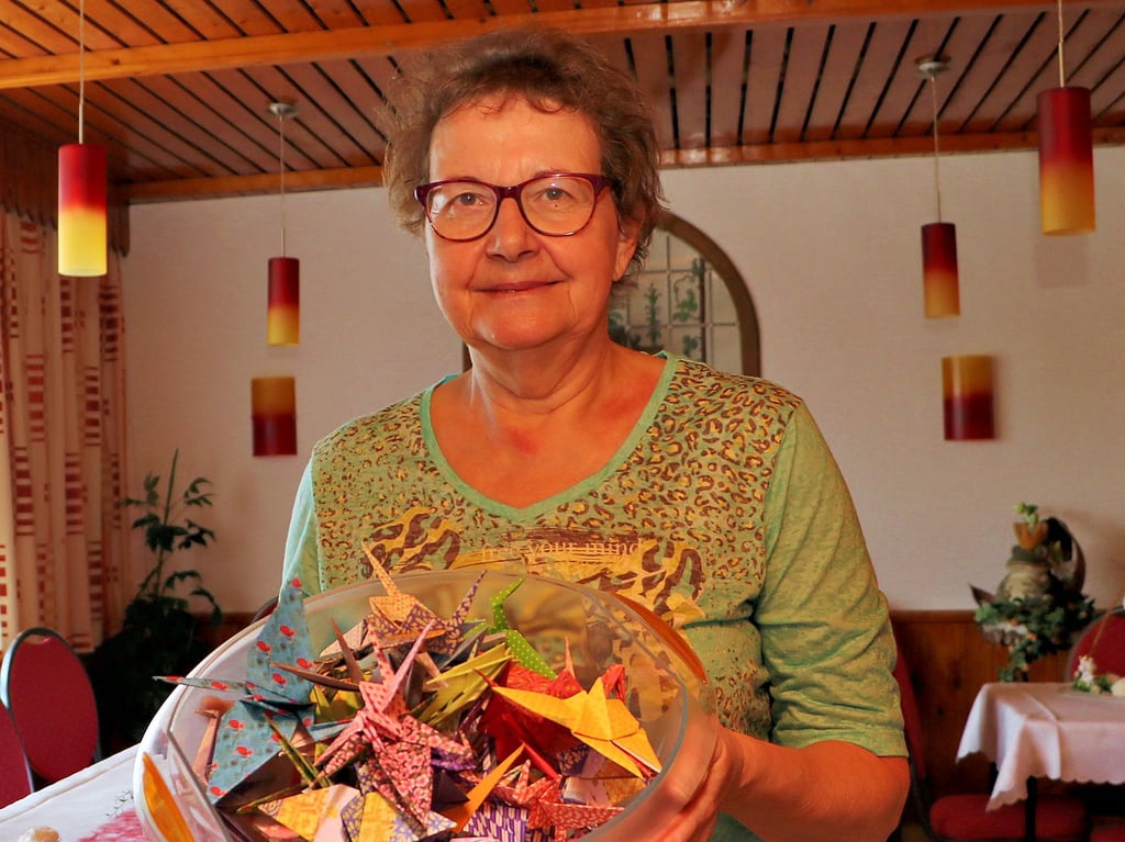 Angela Demele aus Labrun ist ihrem Ziel, selbst mindestens 1.000 Kraniche zu fertigen, schon recht nahe.