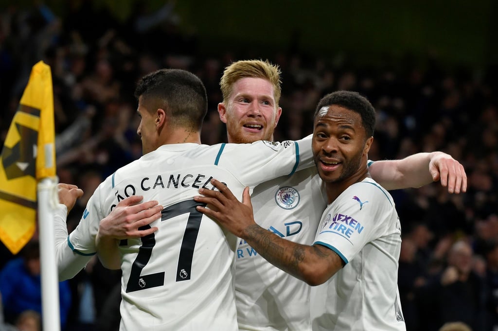 Kevin De Bruyne von Manchester City (M) feiert mit Joao Cancelo und Raheem Sterling (r) nach seinem vierten Tor.
