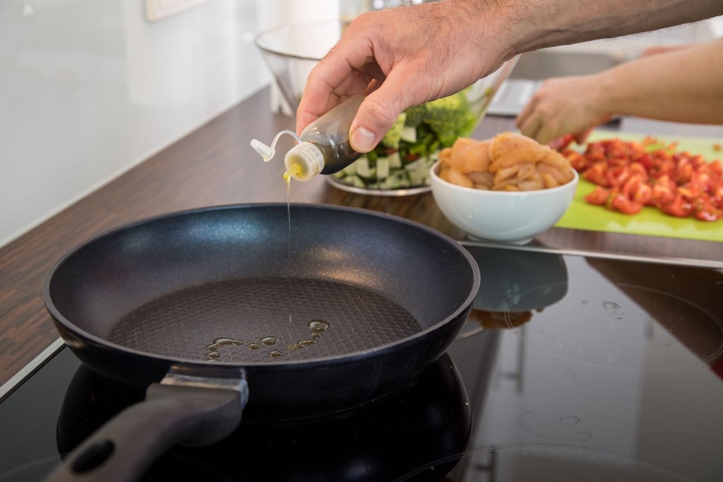 Auch wenn es heißt, an Teflon perlt alles ab, sollte man zum Braten in die beschichtete Pfanne ein paar Tropfen hitzestabiles Öl tröpfeln.
