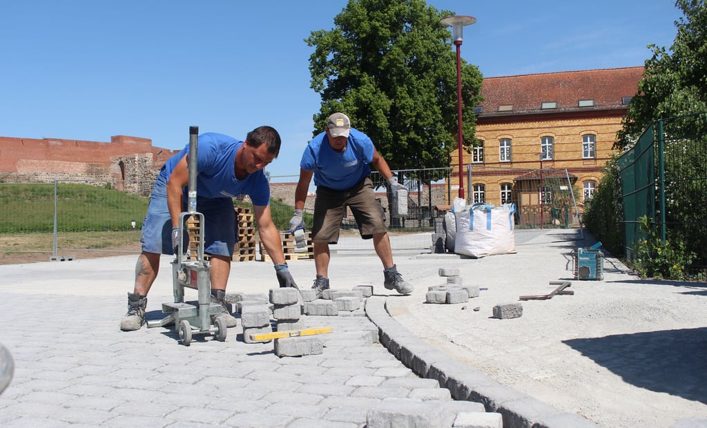 Am Montag wurden die letzten Pflastersteine für die neue Parkfläche an der Lindauer Burg/Grundschule gesetzt.