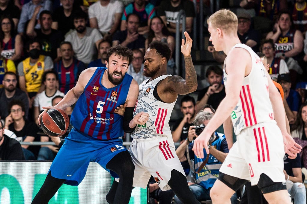 Serta Sanli (l) vom FC Barcelona wird von Bayern-Profi Deshaun Thomas verteidigt.
