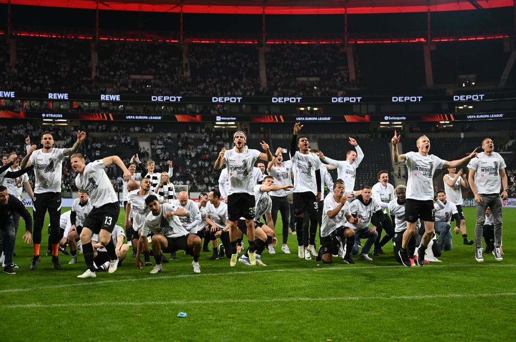 Noch lange nach Spielende feiern die Spieler von Eintracht Frankfurt ihren Einzug ins Finale auf dem Rasen.