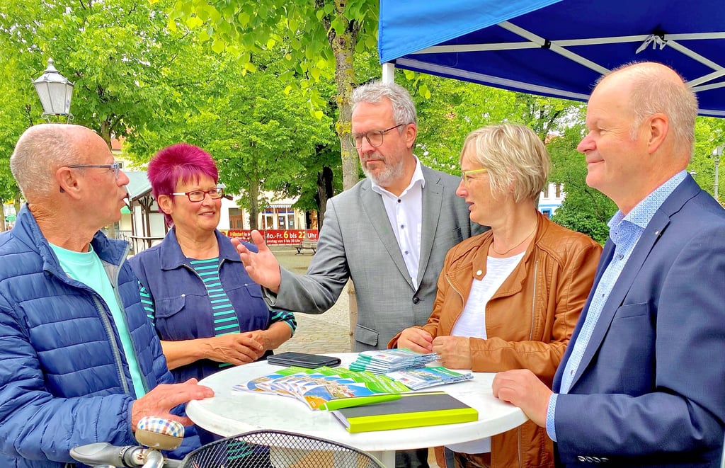 Viele Bürger wie hier Günter Fischer (von links) und Heidi Tarlatt nutzten das Angebot der Rathaus-Verwaltungsspitze, um beim Wochenmarkt direkt mit Holger Dittrich, Silvia Ristow und Paul Koller ins Gespräch zu kommen.