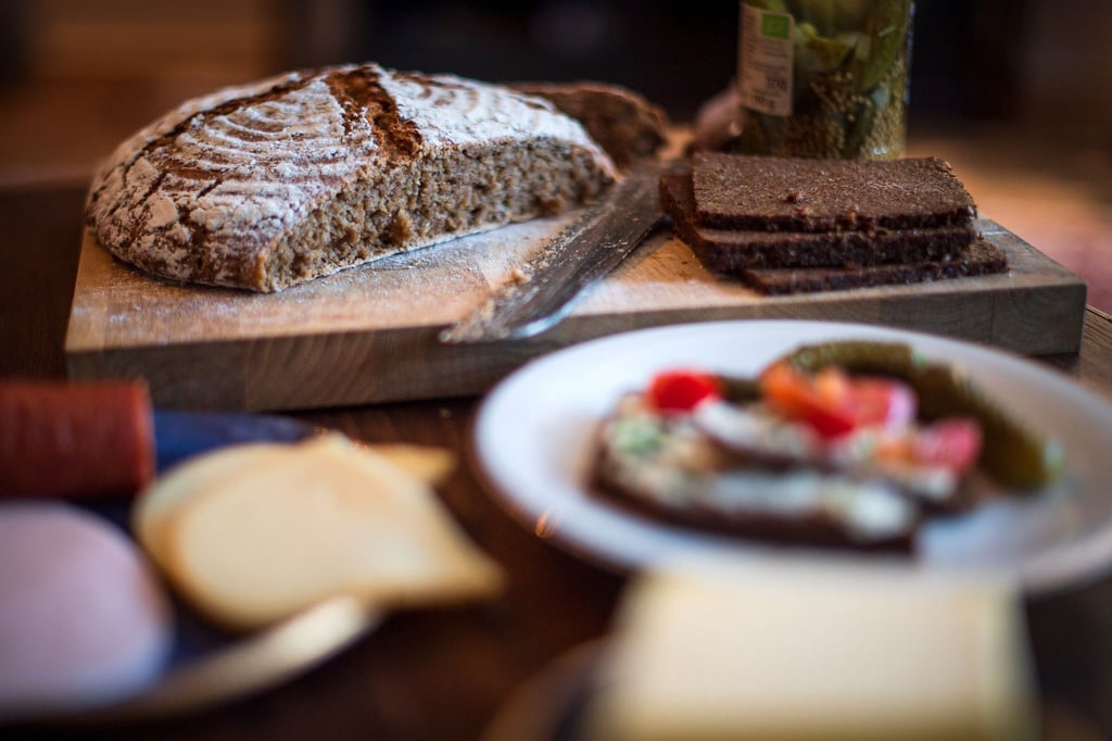 „Abendbrot“ wird in Deutschland oft das Abendessen genannt. Der Brauch, abends kalt zu essen, wird aber zunehmend vom Trend zur abendlichen warmen Hauptmahlzeit verdrängt.