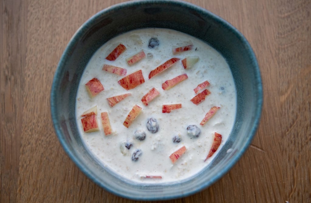Der Schweizer Arzt Maximilian Oskar Bircher-Benner servierte den später nach ihm benannten Frühstücksklassiker Bircher Müsli erstmals um 1900 in seinem Sanatorium - als sogenannte „Apfeldiätspeise“ und zum Abendessen.