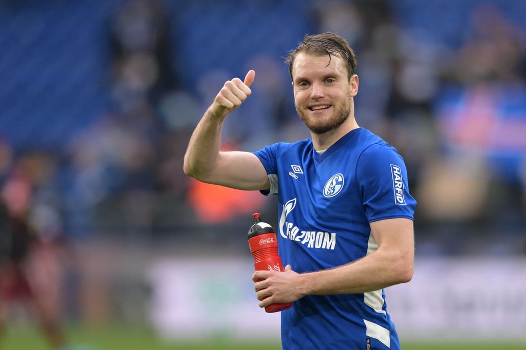 Schalkes Thomas Ouwejan zeigt den Daumen nach oben.