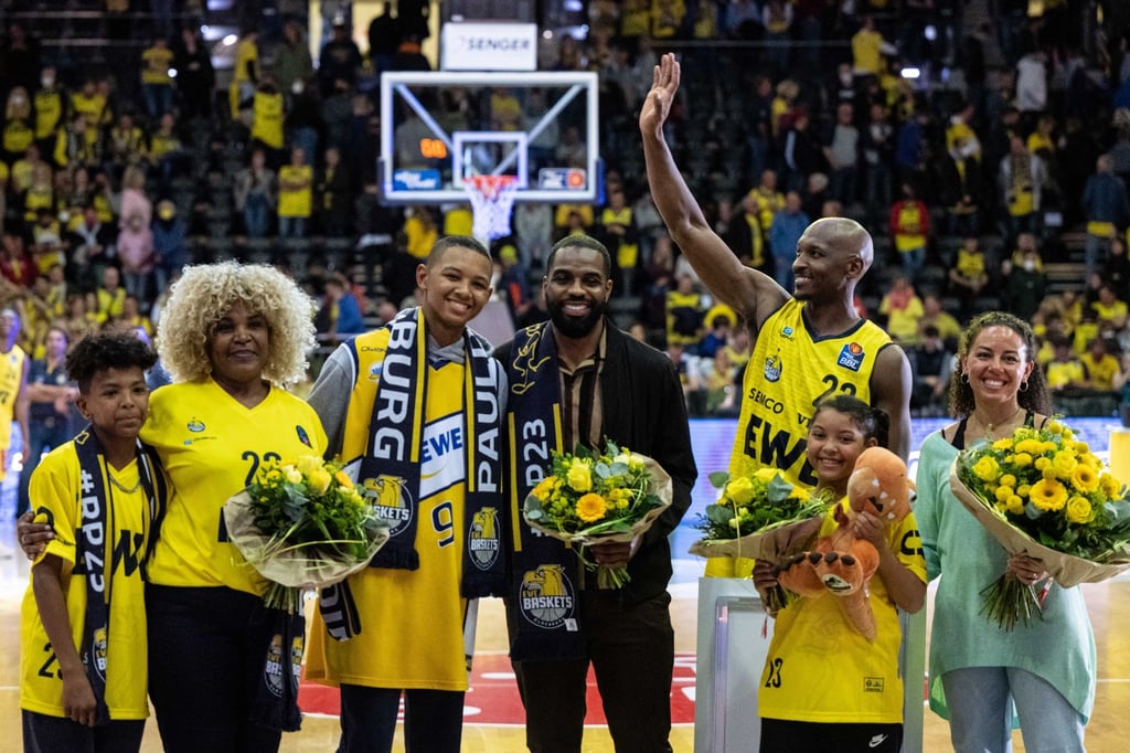 Rickey Paulding (2.v.r.) spielte 15 Jahre für die EWE Baskets Oldenburg.