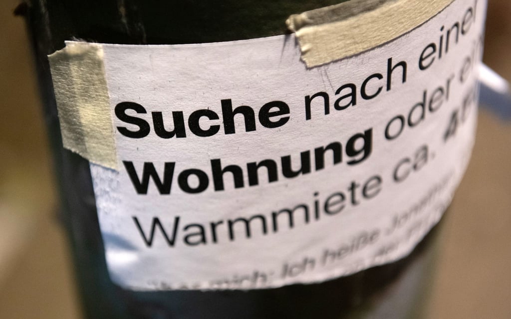 „Suche Wohnung“ steht auf dem Zettel an einer Laterne.