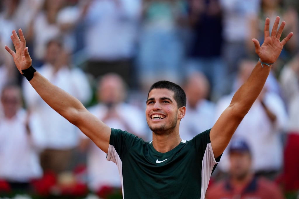 Carlos Alcaraz jubelt über seinen Sieg im Finale von Madrid gegen Alexander Zverev.