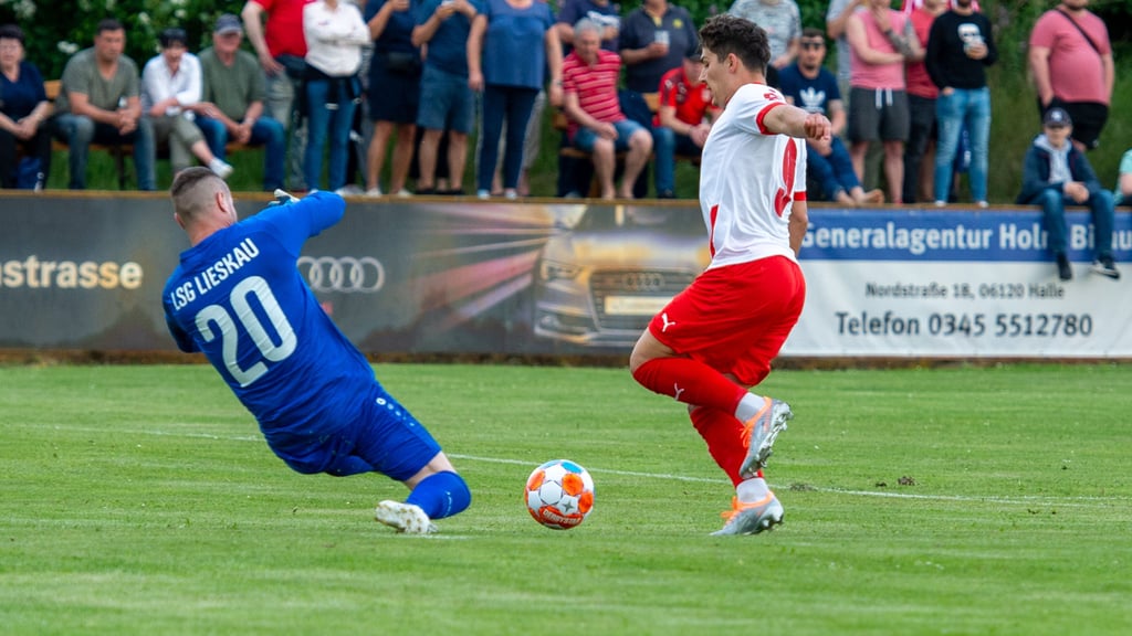 HFC-Spieler Joscha Wosz im Duell mit Lieskaus Torwart Chris Kölbel.