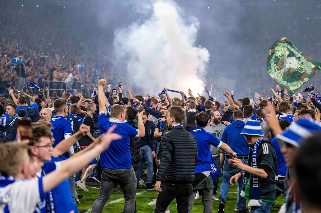 Auf Schalke gab es beim Platzsturm Verletzte.