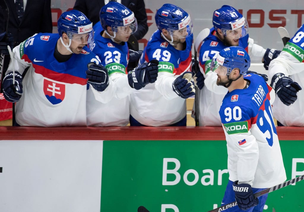 Slowakei-Kapitän Tomas Tatar (90) feiert mit seinen Teamkollegen sein Powerplay-Tor.