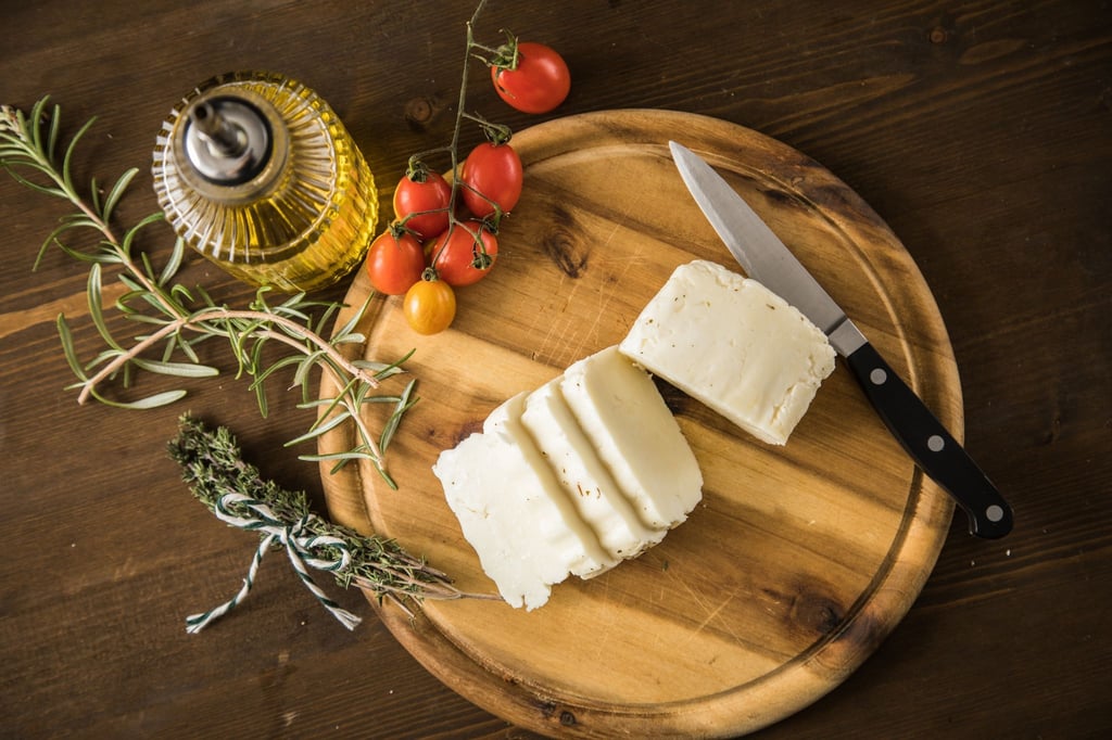 Brat-, Grill- und Pfannenkäse können Käse aus Kuh-, Ziegen- oder Schafmilch sein. Der bekannteste ist der Halloumi, er muss zwingend in Zypern hergestellt werden.