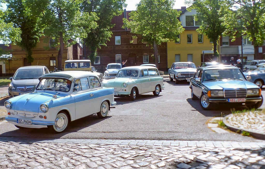 Man hörte und roch sie. Zur diesjährigen Ausfahrt der Oldtimergesellschaft Wolfen sind 40 Fahrzeuge zu einer gemeinsamen Fahrt aufgebrochen.
