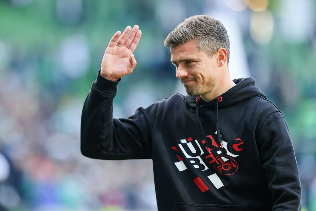 Nürnbergs Trainer Robert Klauß hat seinen Vertrag verlängert.
