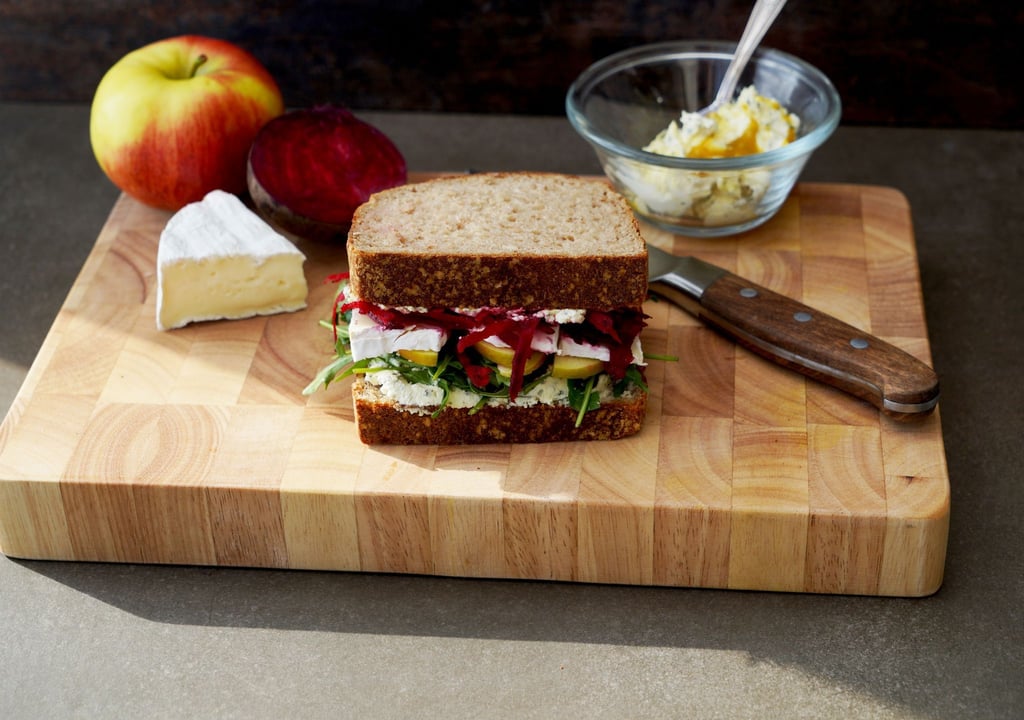 Das Frühlingssandwich punktet mit mehreren Geschmacksetagen aus Frischkäse, Rucola, Apfelschnittchen, Camembert und knackiger Rote Bete zwischen zwei Scheiben Kartoffelbrot.
