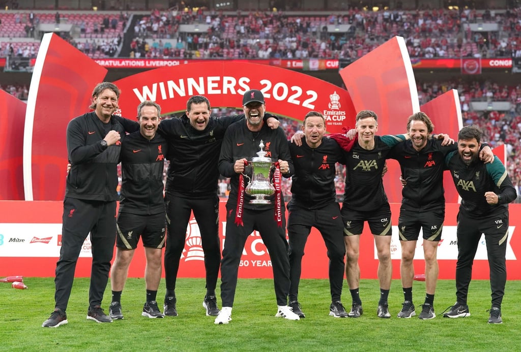 Liverpools Coach Jürgen Klopp (M) feiert den Gewinn des FA Cups mit seinem Trainerteam.