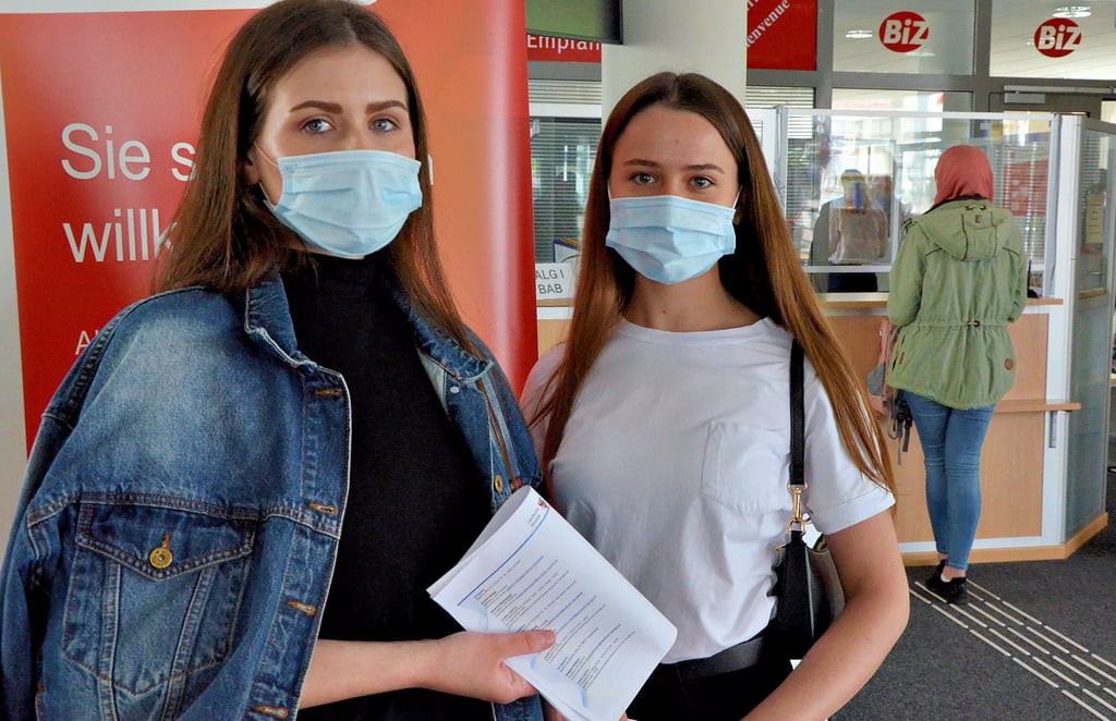 Mariia Oblog (links) und Anna Mizinina sind seit Anfang April in Stendal. Die beiden Ukrainerinnen haben vor dem Krieg in ihrer Heimat als Grundschullehrerinnen gearbeitet. Nun sind sie auf Jobsuche.