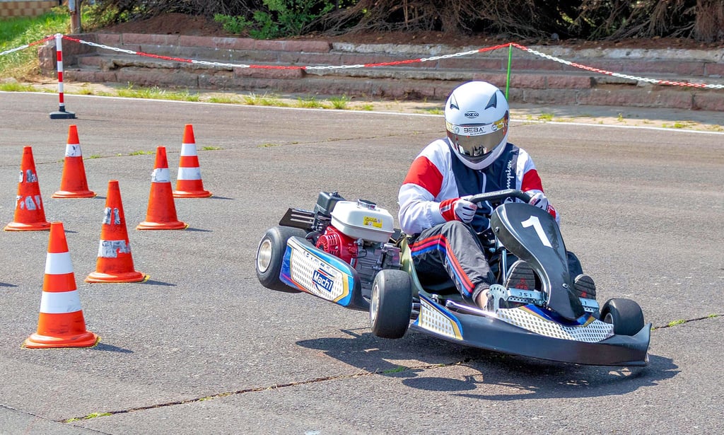 Dominic Adam in seinem Element. Da muss das Kart zur Not auch mal auf nur zwei Rädern durch, wenn es um die Bestzeit rund um die Pylonen geht.