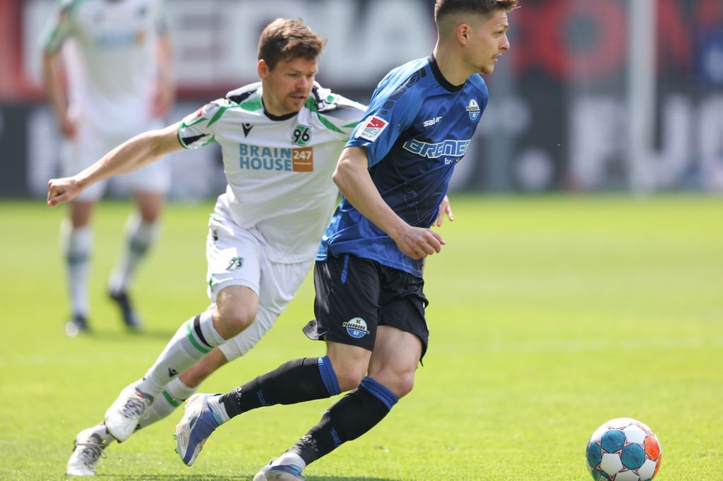 Hannover 96 plant künftig ohne Dominik Kaiser (l).