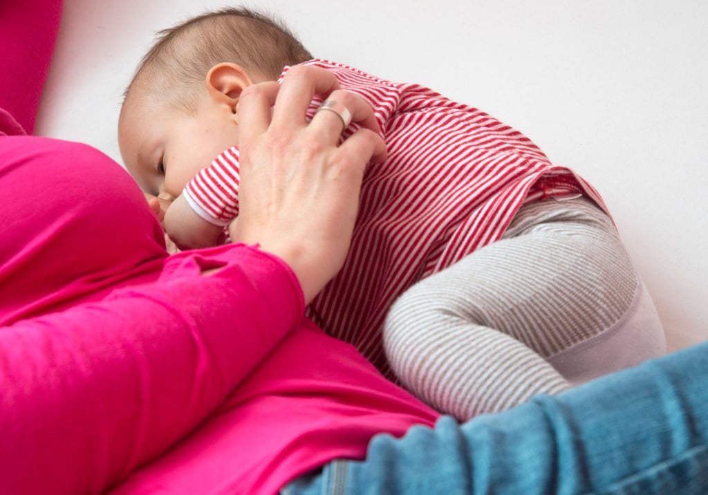Schweißgeruch stört Babies an der Brust nicht. Anders sieht es bei parfümierten Produkten aus - die können das Kind irritieren.