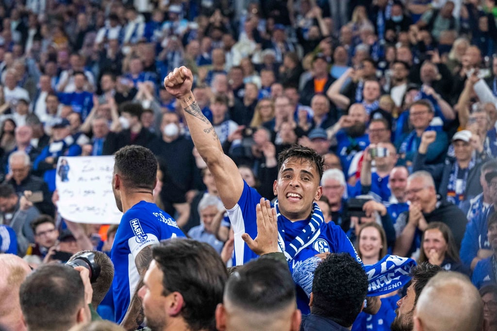 Schalkes Rodrigo Zalazar jubelt mit Fans über den Aufstieg.