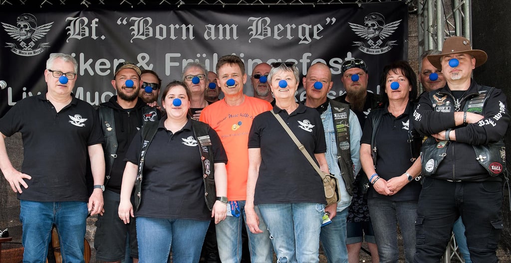 Partner für den guten Zweck: Die Barneberger Bikerfreunde mit Roger Altenburg vom Verein "Blaue Nase", dessen Arbeit mit dem Frühlingsfest unterstützt wurde.