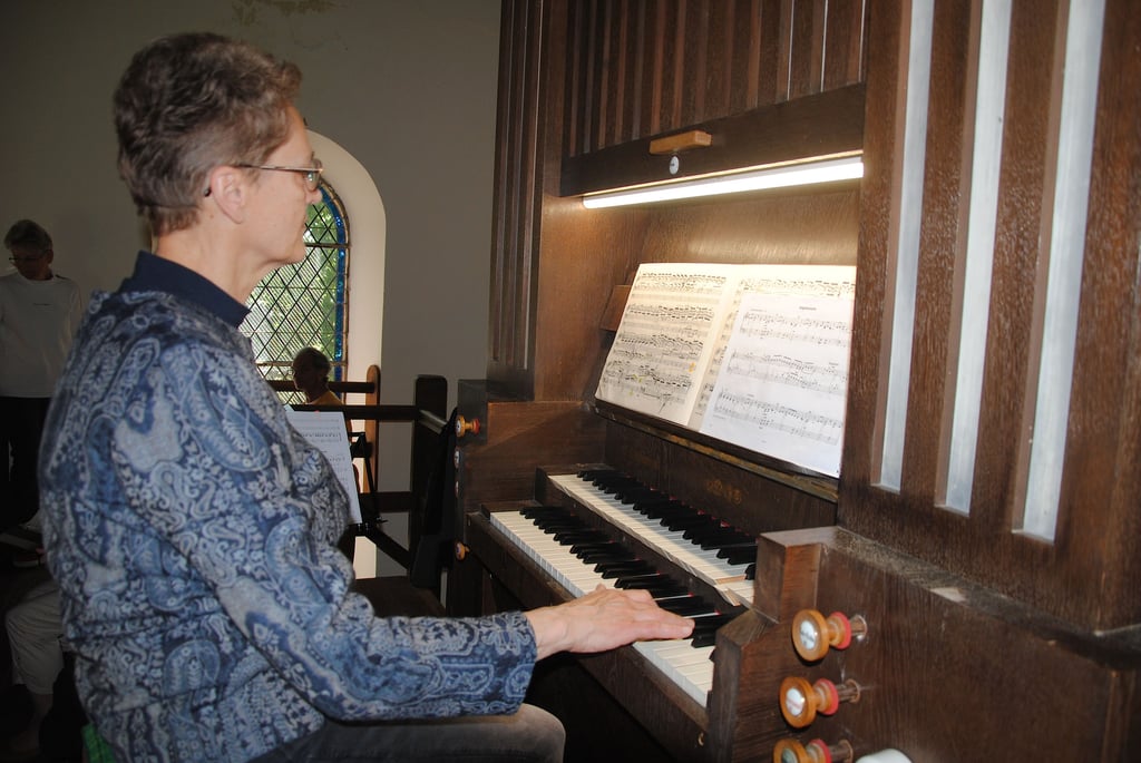 Kantorin Cornelia Jung entlockte der restaurierten Stapener Orgel sogar ein Stück von Altmeister Johann Sebastian Bach. Sie zog bei der Einweihung alle sechs Register der "Königin der Instrumente".