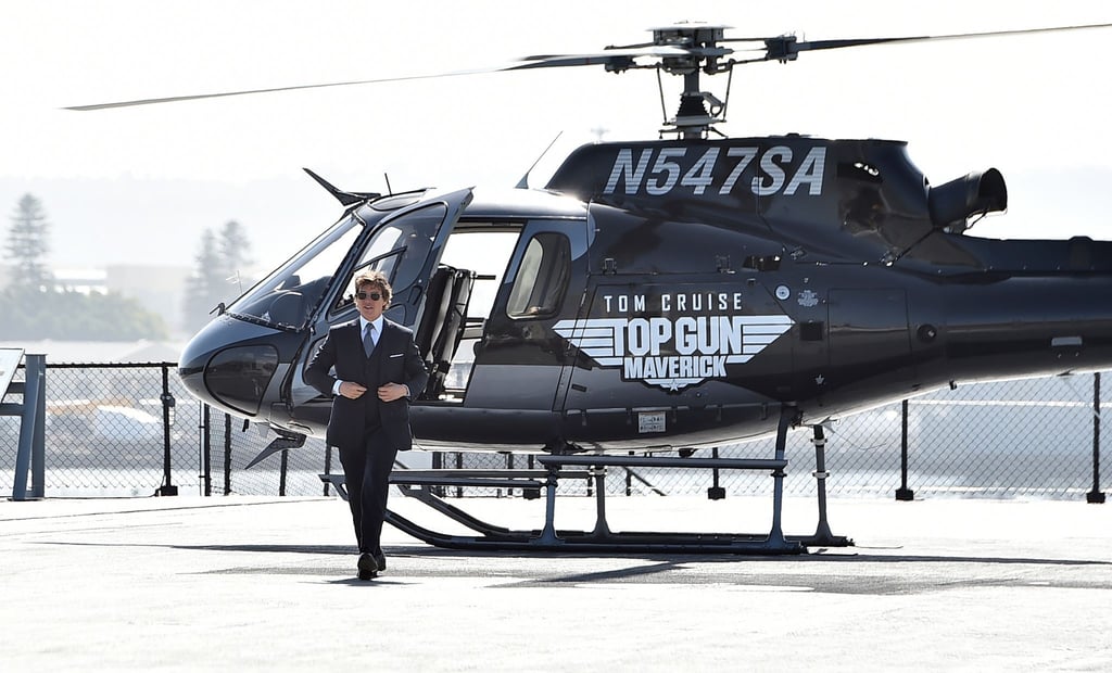 Zur Weltpremiere von "Top Gun: Maverick" auf der USS Midway in San Diego kommt Tom Cruise - stilecht - im Hubschrauber.