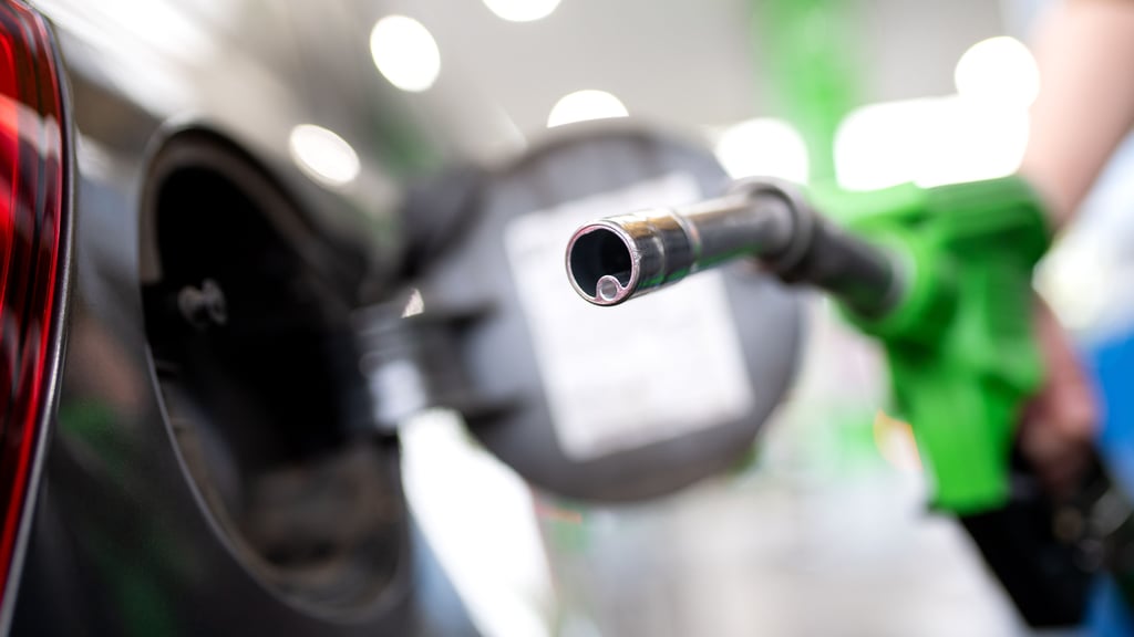 In Sachsen-Anhalt müssen Autofahrer besonders tief für das Tanken in die Tasche greifen.
