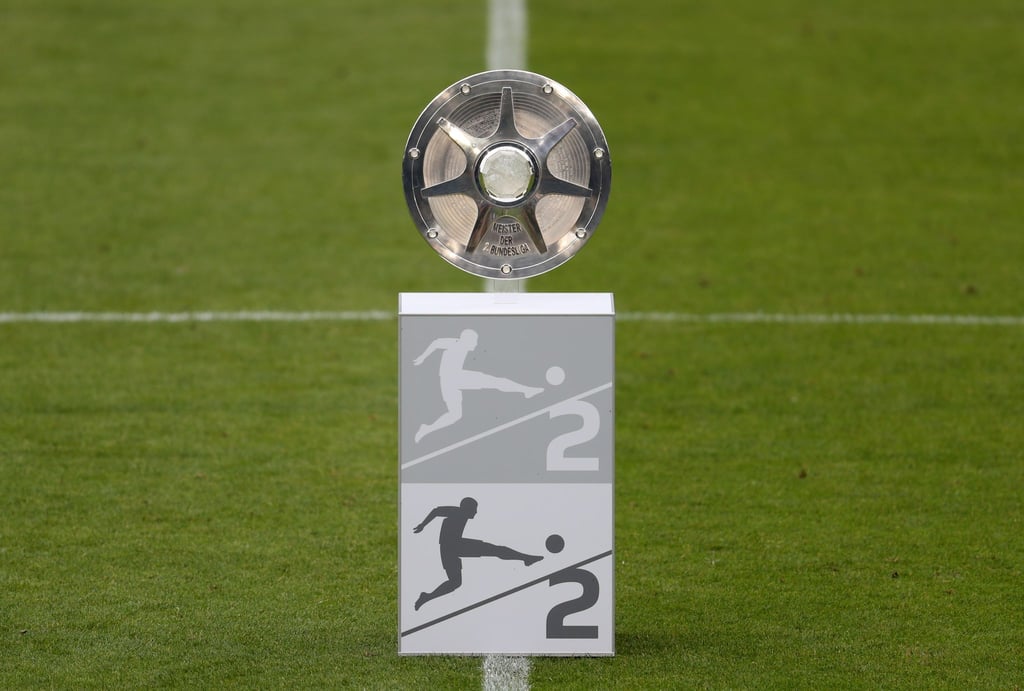 Die Original-Meisterschale der 2. Bundesliga wird sich am Sonntag in Nürnberg befinden, wo Spitzenreiter Schalke gastiert.