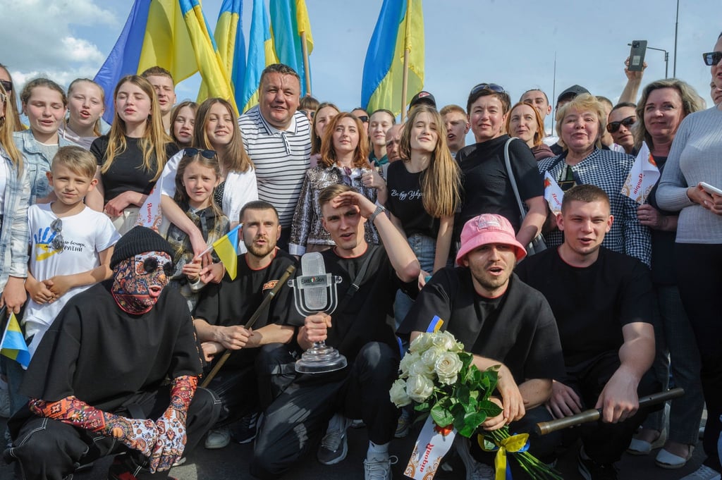 Das Kalush Orchestra mit Fans an der ukrainisch-polnischen Grenze.