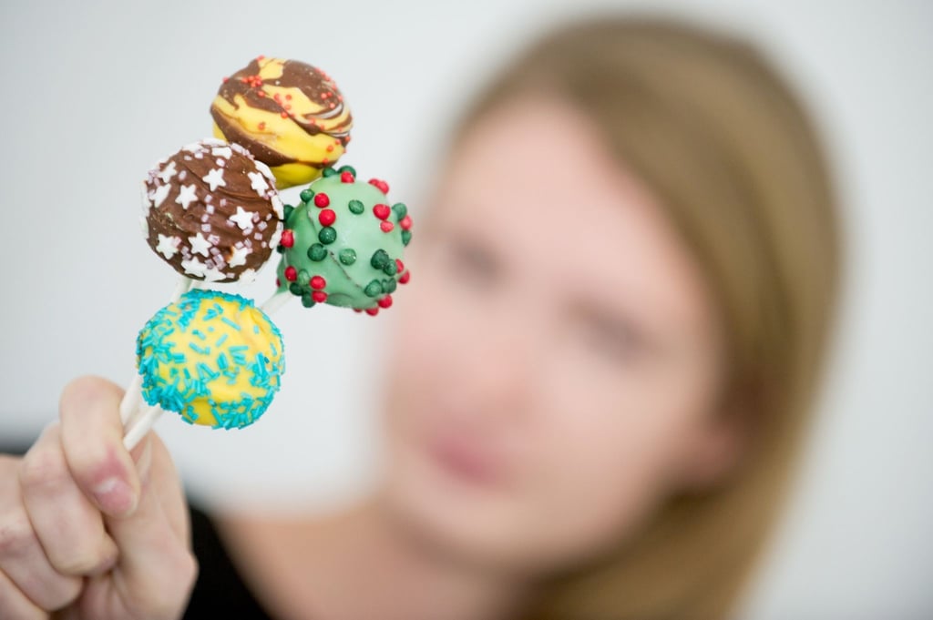 Die Cake-Pops sollten nicht zu groß sein, damit sie auf den Stielen halten.