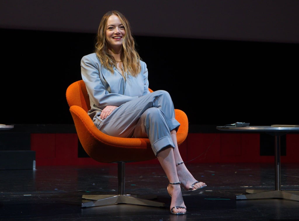 Emma Stone wartet nach der Vorstellung ihres neuen Films in Athen auf Fragen.