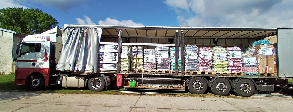Dieser voll beladene Lkw einer Spedition mit einer Ladekapazität von 22 Tonnen startete am Donnerstag von Ahlum aus mit gespendeten Hilfsgütern für Tiere in die Ukraine. Qualitativ hochwertiges Tierfutter, vor allem für Hunde und Katzen, machte dabei den Löwenanteil aus.