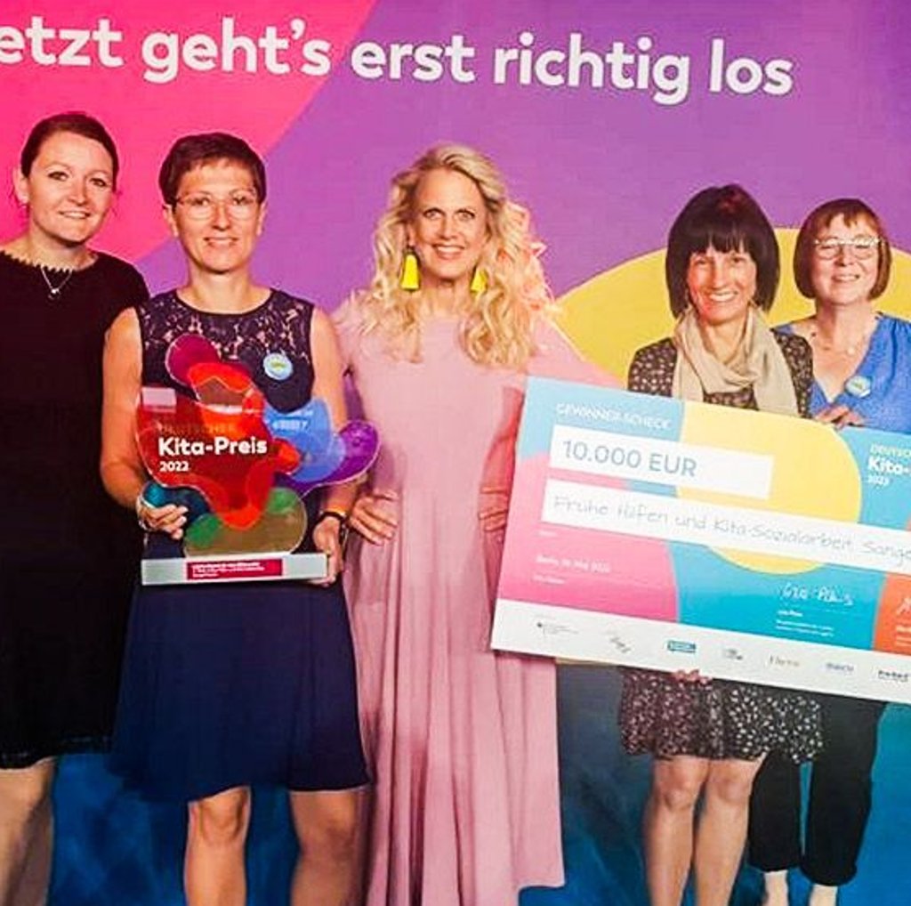 Julia Clauß vom Förderverein Kita „Weltentdecker“, Kita-Leiterin Nancy Blitz , Moderatorin Barbara Schöneberger, Jugendamtsleiterin Sabine Schneider und Kita-Sozialarbeiterin Kathrin Hellmuth (v.l.n.r.) freuen sich über den 2. Platz beim Deutschen Kita-Preis.
