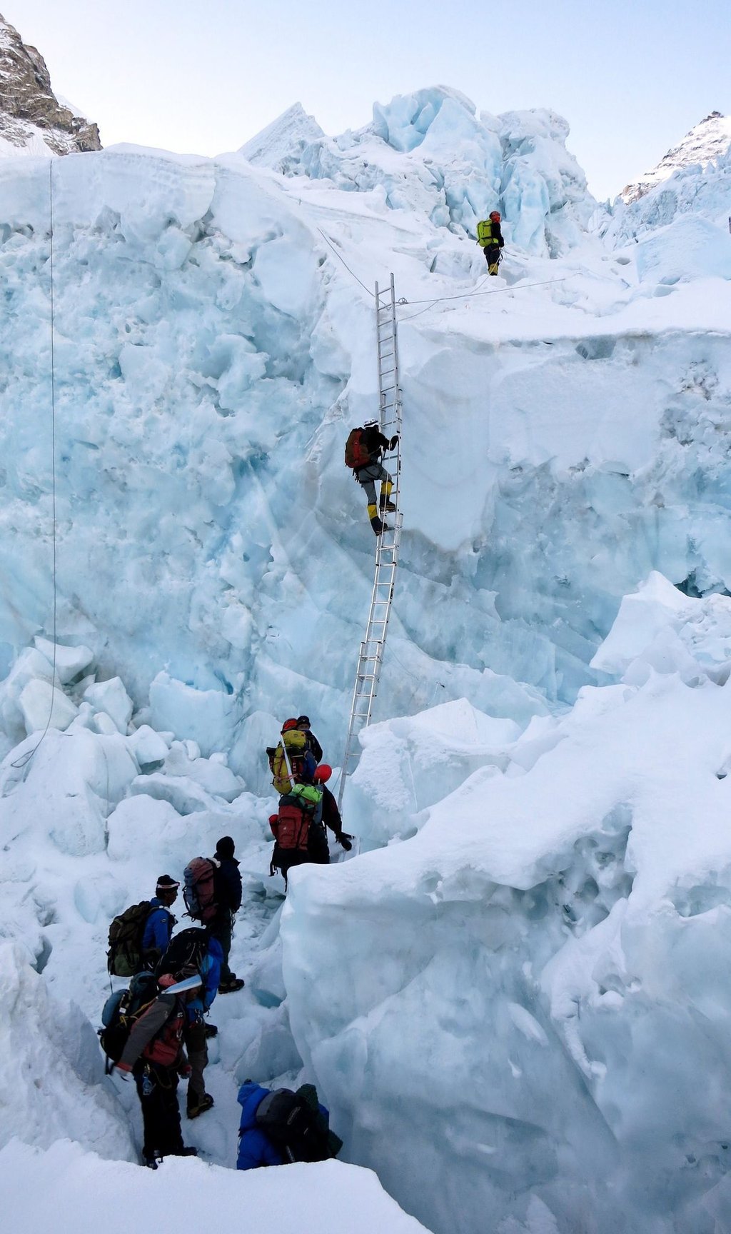 Wer den Mount Everest von Nepal aus besteigen möchte, muss bisher den gefährlichen Khumbu-Eisbruch überqueren. Bergsteiger suchen nun nach einer alternativen Route.
