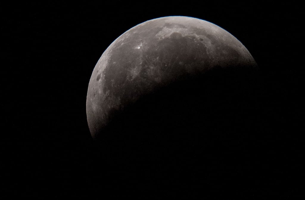 Nach der totalen Verdunklung wird der Mond wieder sichtbar. Herausragendes astronomisches Ereignis ist in diesem Mai zweifelsohne eine totale Mondfinsternis.