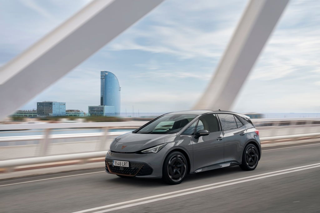 Mit dem Born bringt Cupra etwas Dynamik in die Kompaktklasse. Dank des Boost-Buttons steigt die Leistung für 30 Sekunden von 150 auf 170 kW.