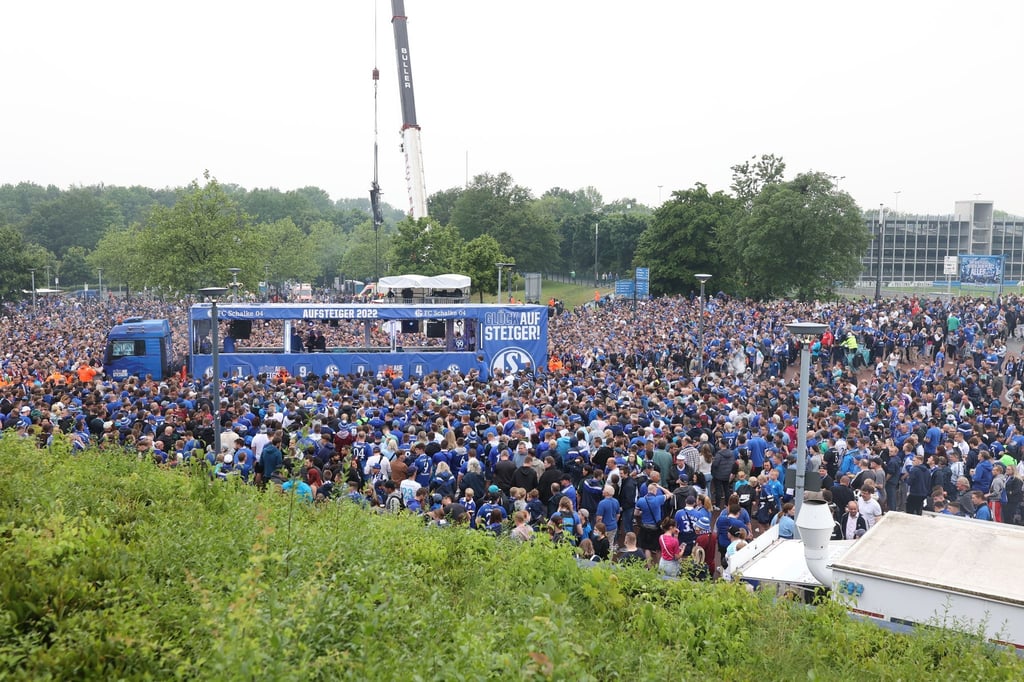 Fans des FC Schalke 04 empfangen die Mannschaft zur Aufstiegsfeier auf dem Rudi-Assauer-Platz.