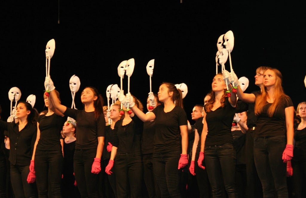 Das Konzertensemble des Kinder- und Jugendchors Magdeburg wartet bei einem seiner früheren Benefizkonzerte im Opernhaus mit einer Choreographie zu „Phantom der Oper“ auf. Am 11. Juni 2022 wagt sich der Chor an die „Rocky Horror Picture Show“.