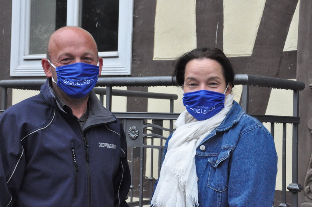 Die Stadt Gardelegen hatte ihre eigenen Masken mit der Aufschrift Hansestadt Gardelegen, hier präsentiert von Sven Rasch von der Stadtverwaltung und Susanne Meyer aus Gardelegen.